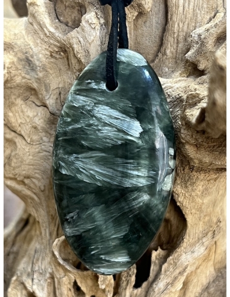 Serafinit - přívěsek kabošon na kůži