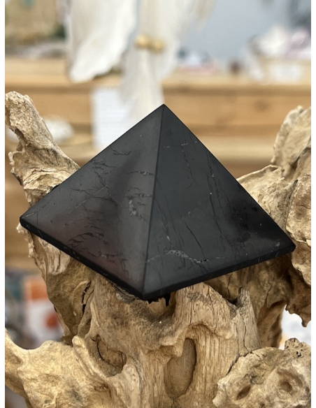 Šungit -pyramida 5 cm - leštěná