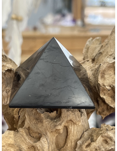 Šungit -pyramida 5 cm - leštěná