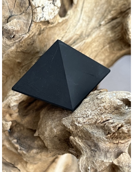 Šungit - pyramida na čištění vody (3 cm)