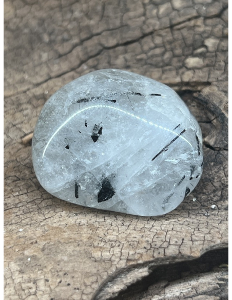 Turmalín v křišťálu - hmatka ( 58 g )