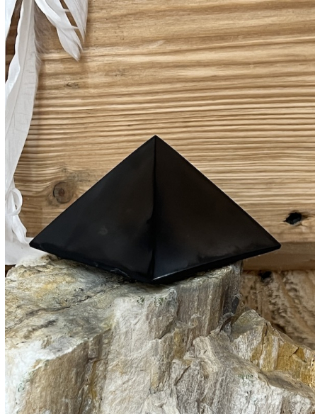 Šungit- pyramida leštěná - 6 cm
