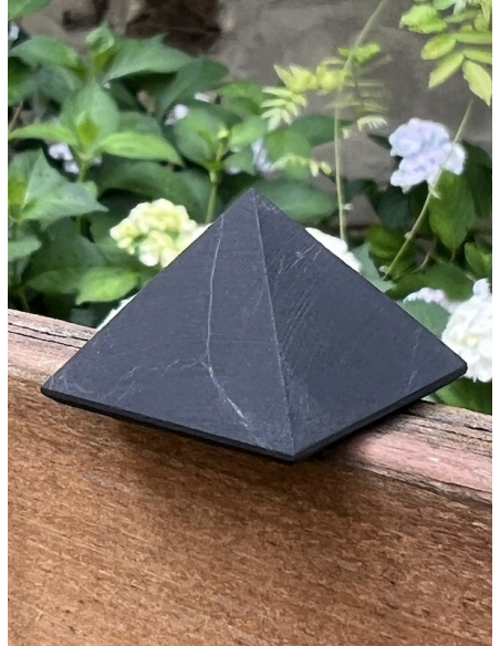 Šungit - pyramida na čištění vody (3 cm)